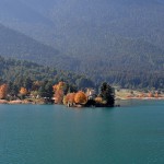 Η τεχνητή Λίμνη Δόξας  και το εκκλησάκι του Αγίου Φανούριου στο μέσο της_